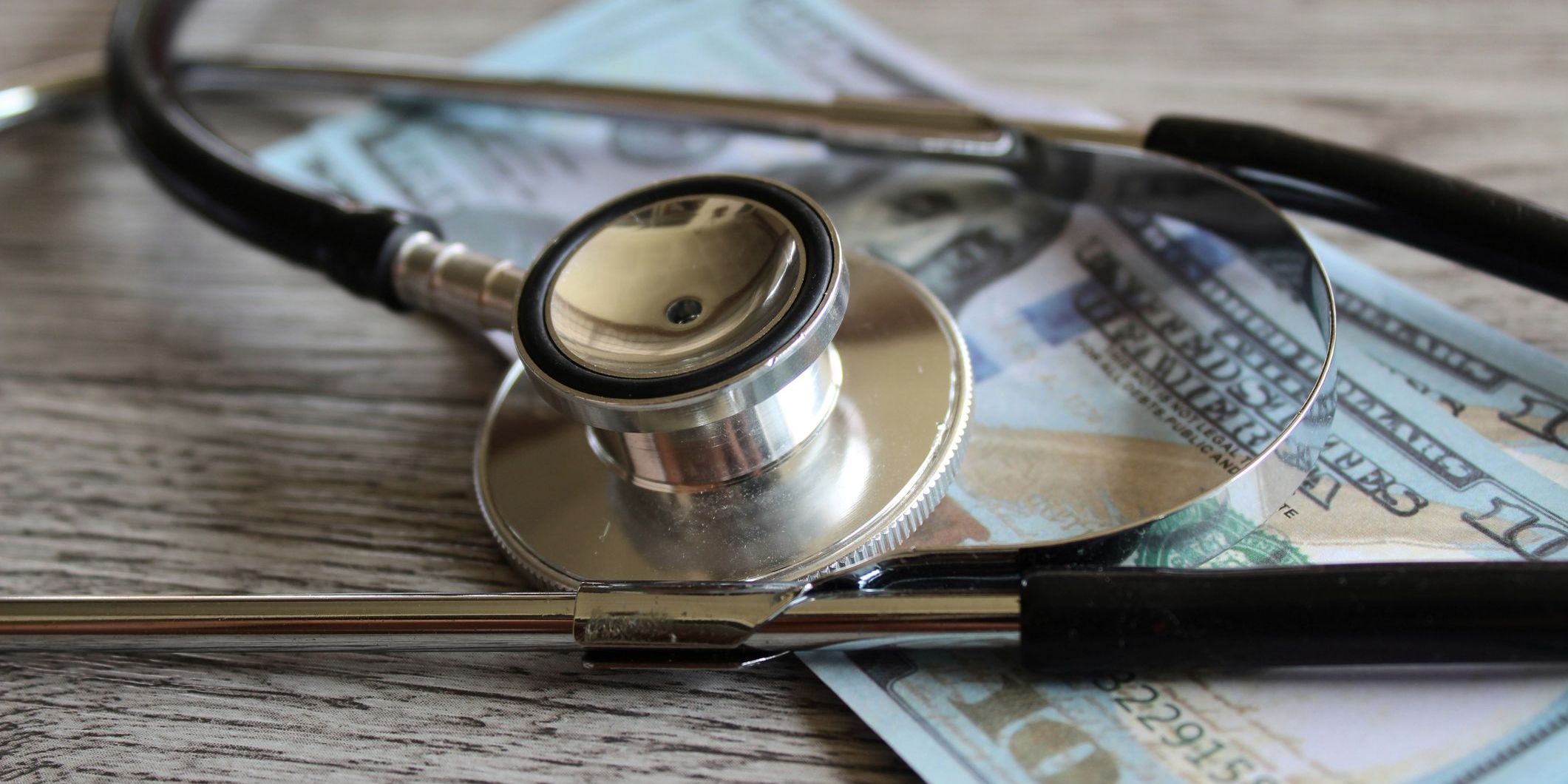 Cómo las restricciones a las tarifas de honorarios médicos aumentan los gastos de los pacientes Imágen de portada
